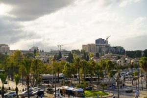 React, Node.js, Python וארכיטקטורת מיקרו-שירותים: המדריך המקיף לפיתוח מערכות מודרניות